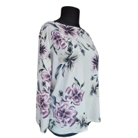 Biała bluzka z rękawem kimono - wiosenne fioletowe kwiaty